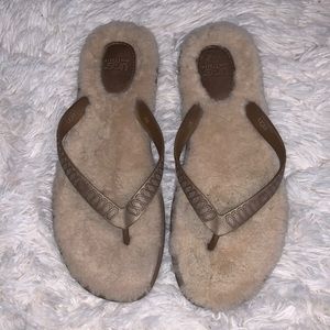UGG FLIP FLOPS Size 9